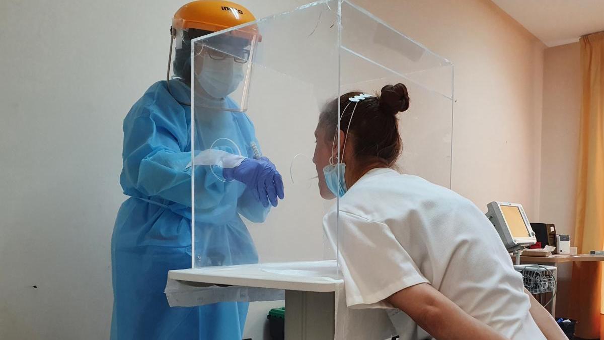 Una prueba PCR a un sanitario en Castellón.