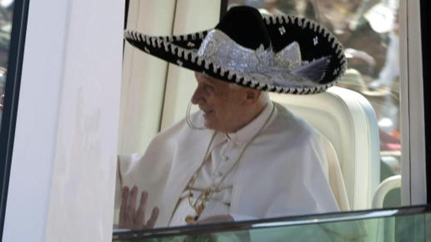 El papa con un sombrero de charro mexicano.