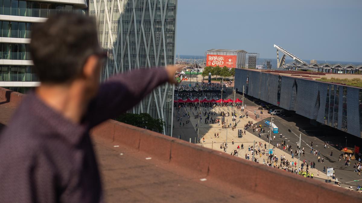 Un vecino señala uno de los escenarios del Primavera Sound desde un bloque de viviendas cercano, en Barcelona.