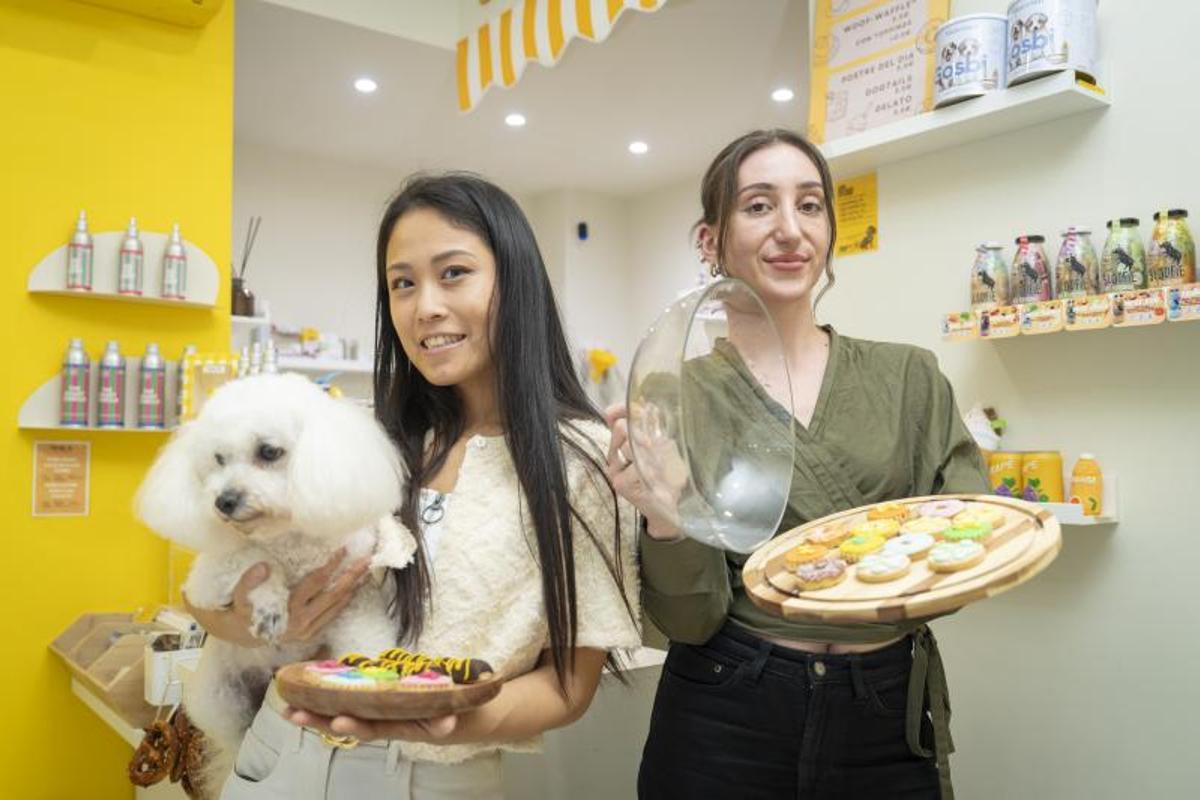 Milly Yang, con Naya en brazos, y Carol Chenivesse, muestran algunos manjares de la cafetería-pastelería..