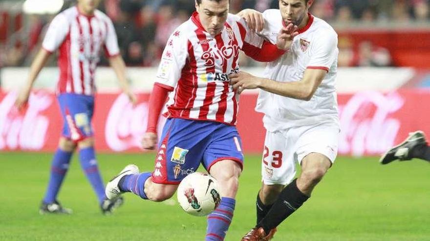 Adrián Colunga, en un partido con el Sporting ante el Sevilla.