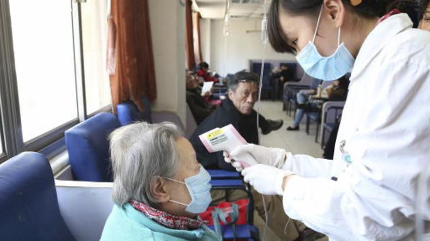 Una enfermera atiende a una paciente en Shanghái.