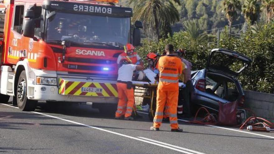 Un bus escolar arrolla a un turismo  y obliga a excarcelar a la conductora