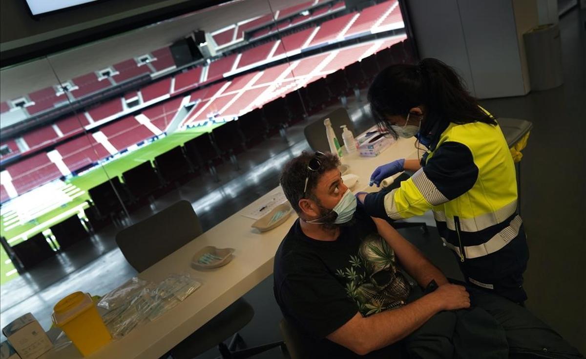 Punto de vacunación contra el COVID-19 que el Gobierno regional ha puesto en marcha en el Estadio Wanda Metropolitano de Madrid.  En este dispositivo reciben la vacuna policías locales y efectivos de los cuerpos de Emergencias.