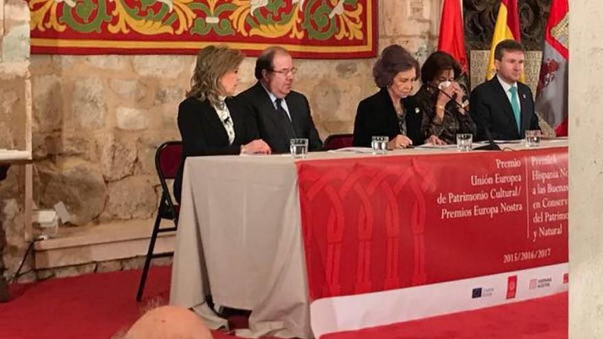 La Reina emérita, doña Sofía, presidió el acto de entrega de premios. A la derecha, Gil y el obispo, que estuvieron en Burgos.