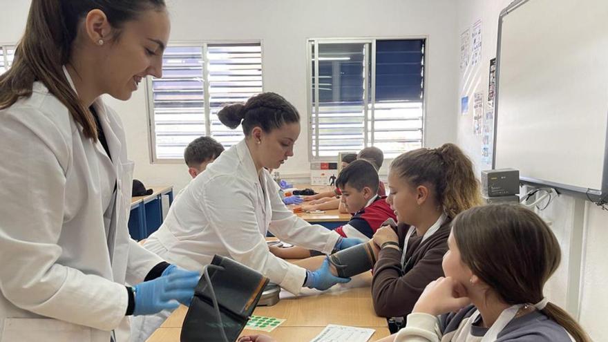 Realización de una práctica para medir la tensión arterial al alumnado.