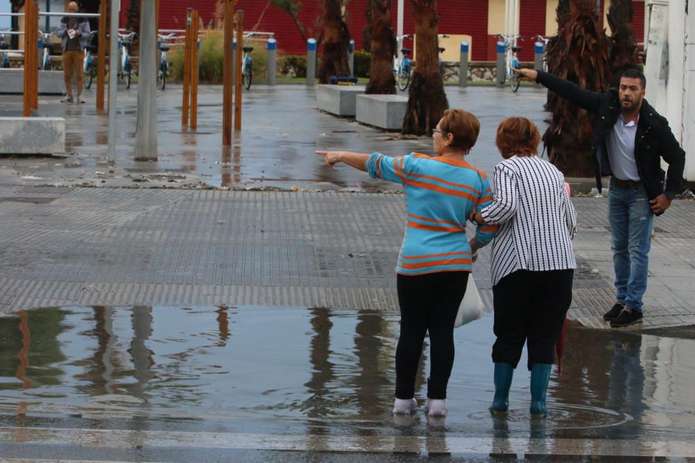 El paseo marítimo de Huelin y la calle Pacífico amanecían inundadas por el agua y provocando retenciones de tráfico.