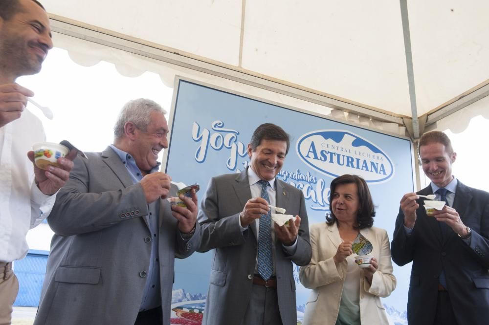 Visita de Javier Fernández a las instalaciones de Central Lechera Asturiana