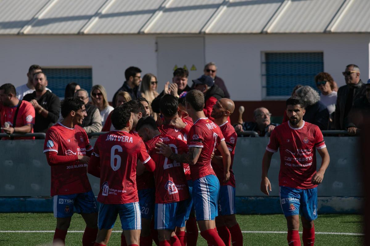 Los jugadores de la Deportiva Minera celebran uno de los goles ante el Melilla