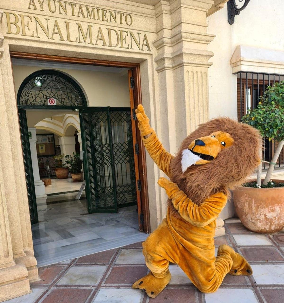 El candidato de Por Mi Pueblo, Alberto P. Criado, disfrazado de león delante del Ayuntamiento.