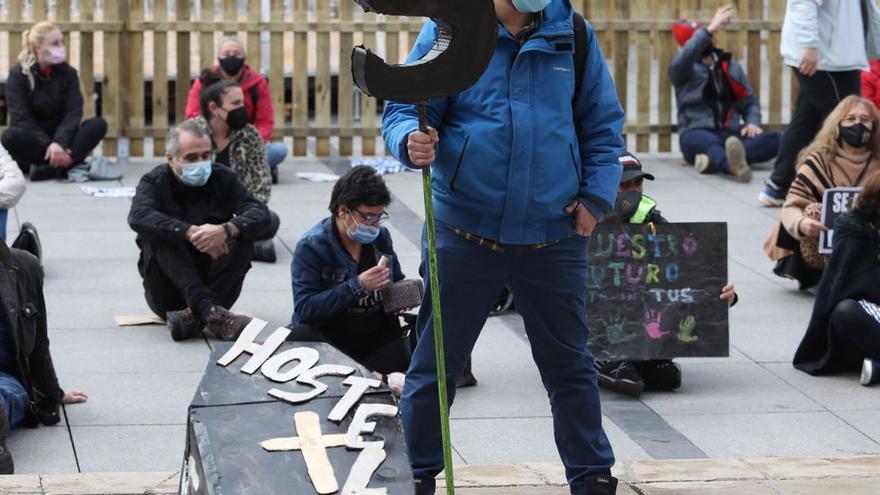 Los hosteleros frente al ayuntamiento de Aviles