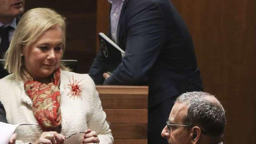 Fernando Lastra conversa en la Junta con la presidenta regional del PP, Mercedes Fernández.