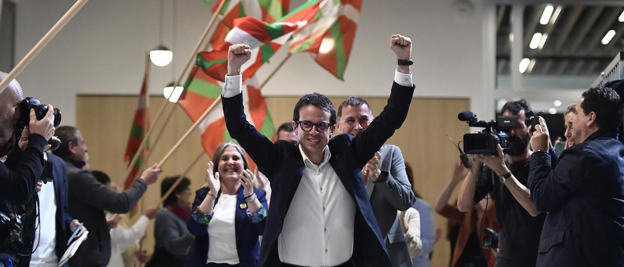 Pello Otxandiano, der Kandidat der Partei EH-Bildu, feiert sein Wahlergebnis im Baskenland.