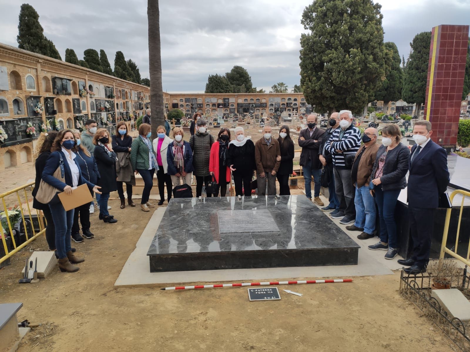 Familiares de los represaliados de Bellreguard, con las autoridades locales, el lunes en la fosa de Paterna que se va a abrir. LEVANTE-EMV.jpg