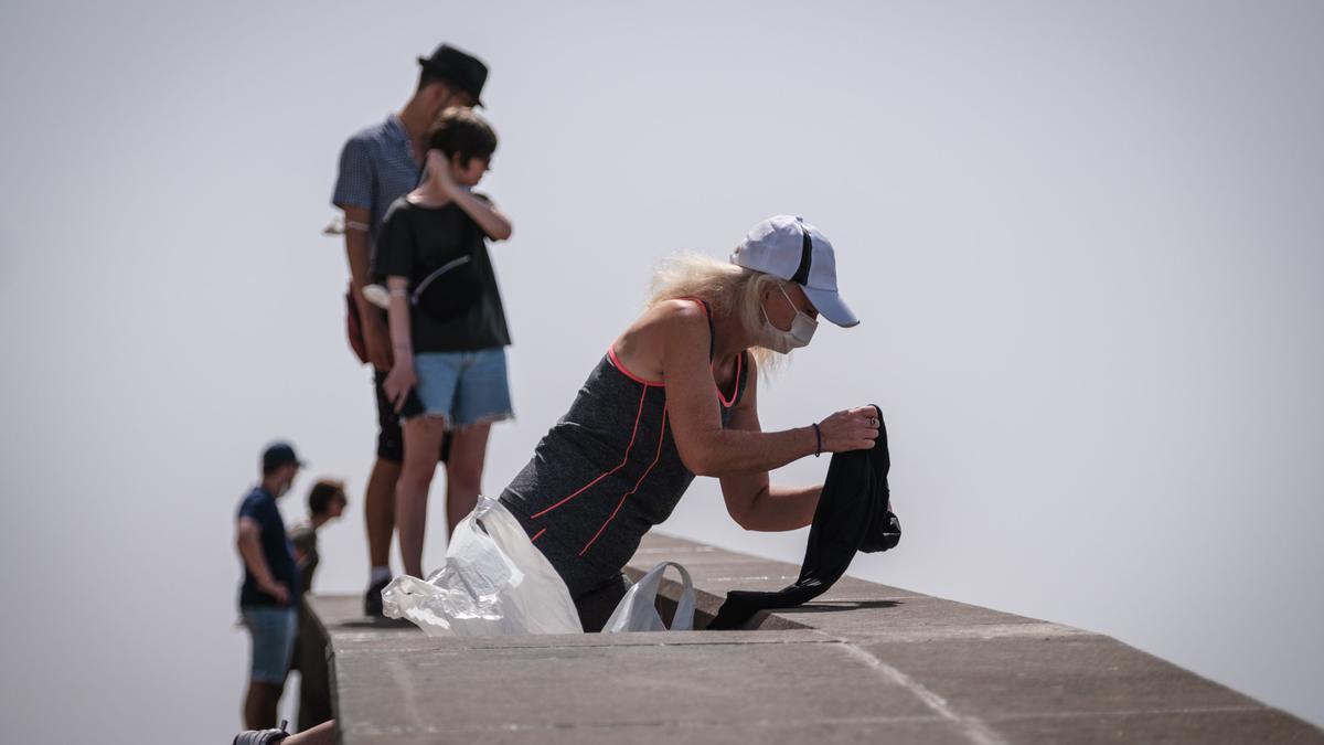 Varias personas pasean en Tenerife.