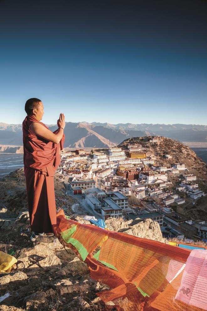 Orando frente al monasterio de Ganden, al nordeste de Lhasa.