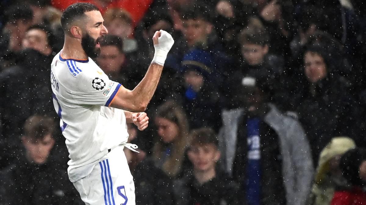 Benzema celebra uno de sus goles ante el Chelsea en Stamford Bridge