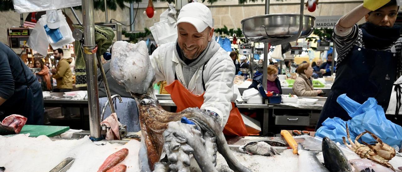Un pulpo gigante en el puesto Cachadas, en el Mercado de Pontevedra