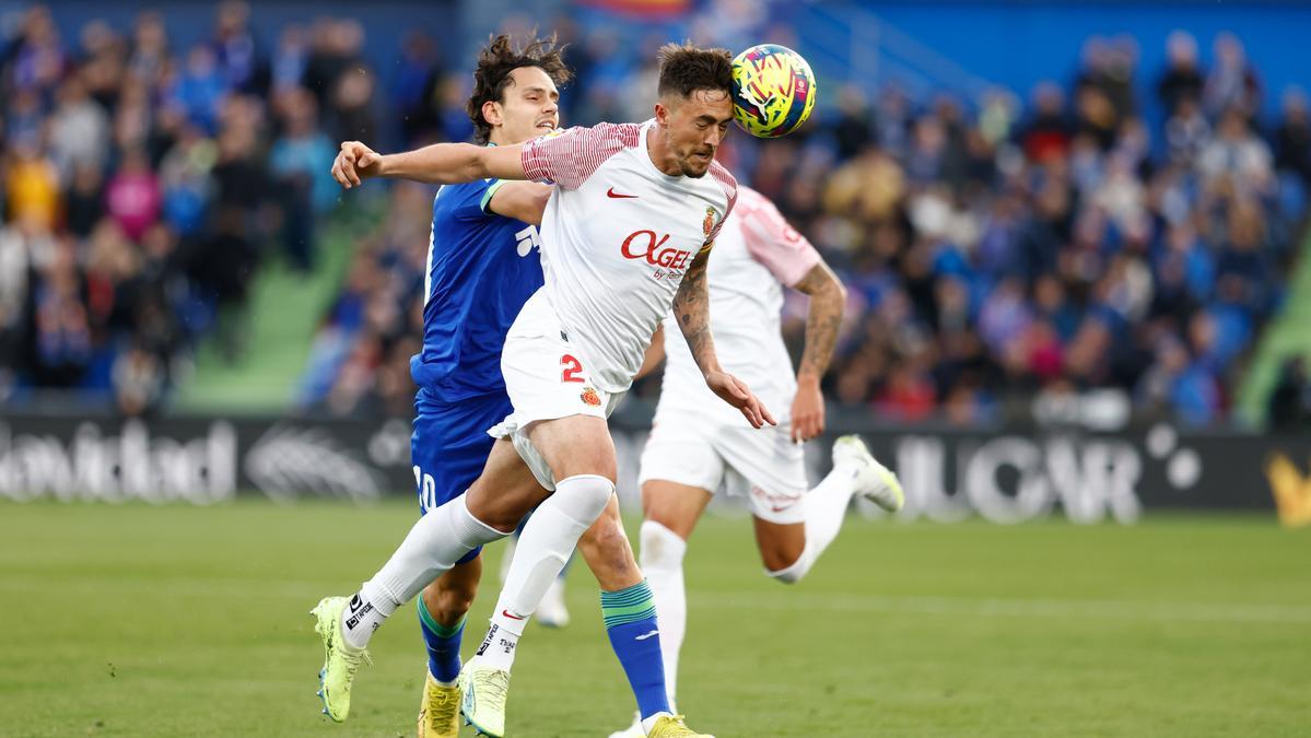 Raíllo cabecea ante Enes Ünal durante el partido.