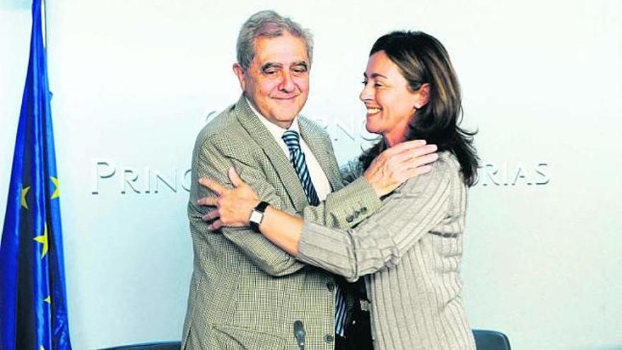 José Luis Iglesias Riopedre y Ana Rosa Migoya se abrazan después de que el consejero de Educación anunciara ayer su dimisión.