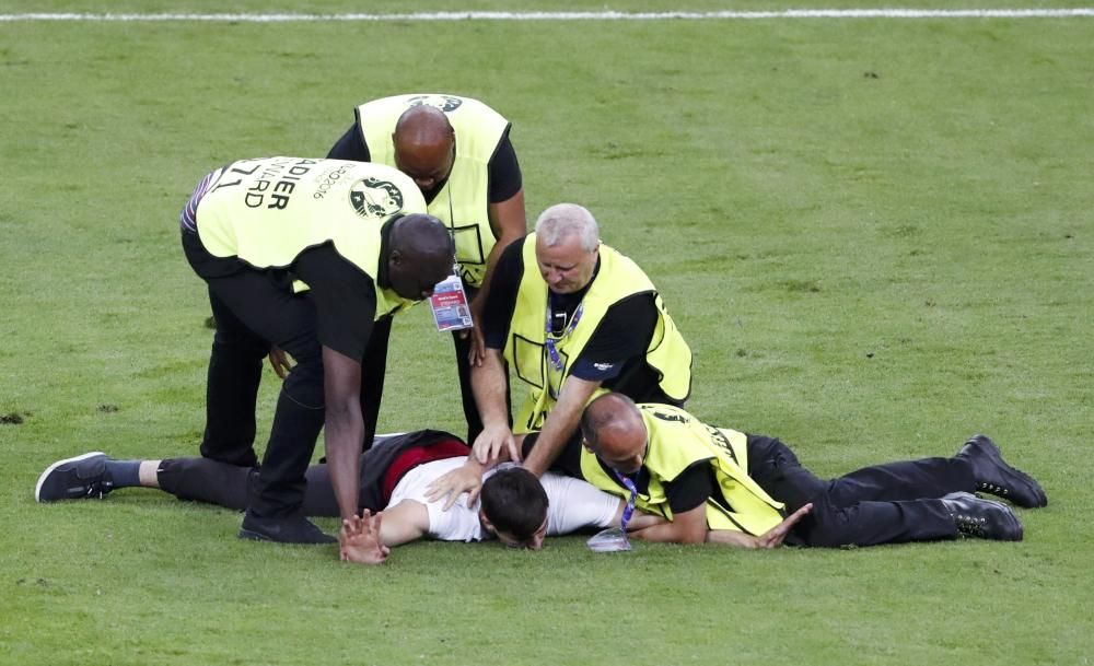 Un espontáneo saltó al césped del Estadio de Francia, donde Portugal y Francia disputan la final de la Eurocopa de fútbol, y fue detenido y sacado del césped por los miembros de seguridad del campo