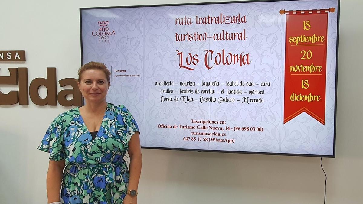 Rosa Vidal, concejala de Turismo, presentando la reanudación de la Ruta Teatralizada de Los Coloma de Elda.