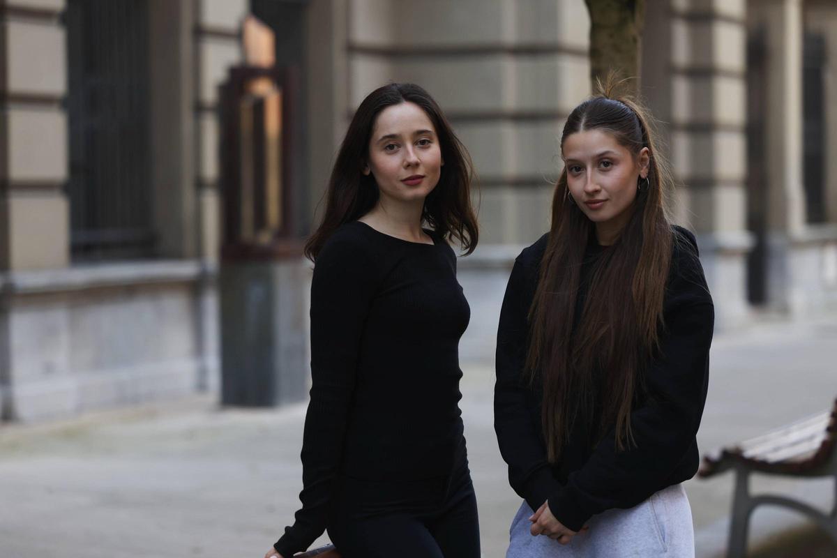 Nora y Olivia Hernández, esta jueves, en Avilés.