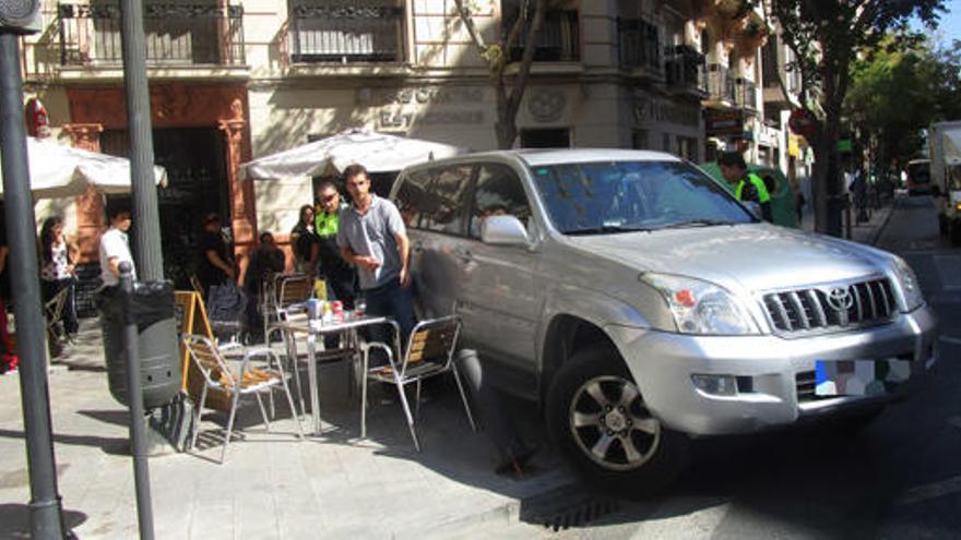 Un todoterreno invade una terraza de Russafa