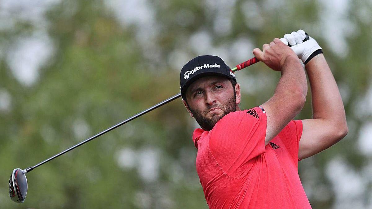 El golista bibaíno Jon Rahm ejecuta un golpe durante un torneo anterior.