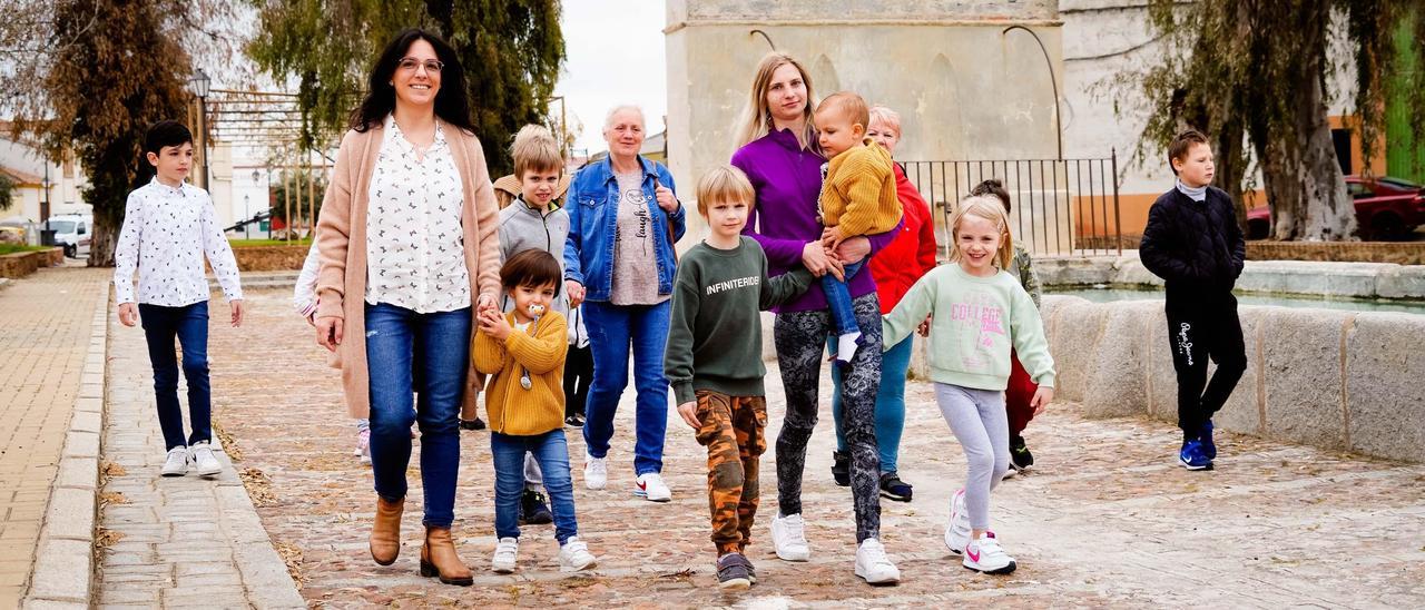 Alicia Murillo con algunos de sus hijos y las 14 personas llegadas a Hinojosa del Duque desde Ucrania huyendo de la guerra.
