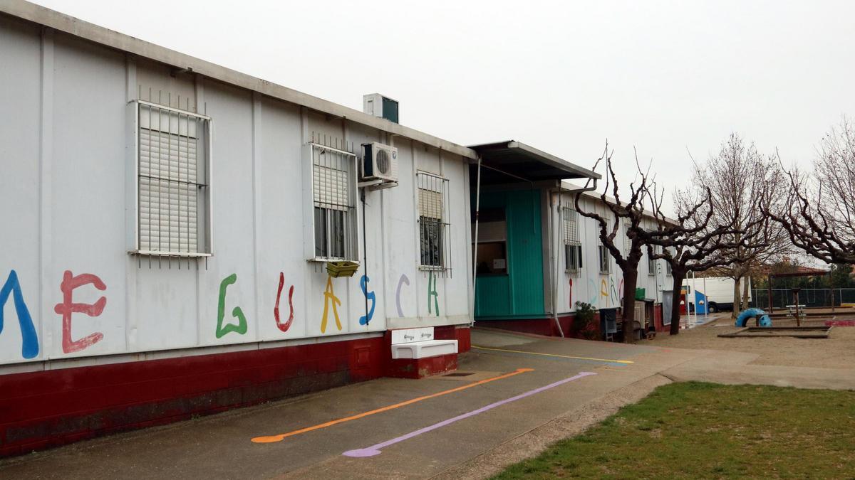 La façana de l'escola Carme Guasch de Figueres, en barracons.