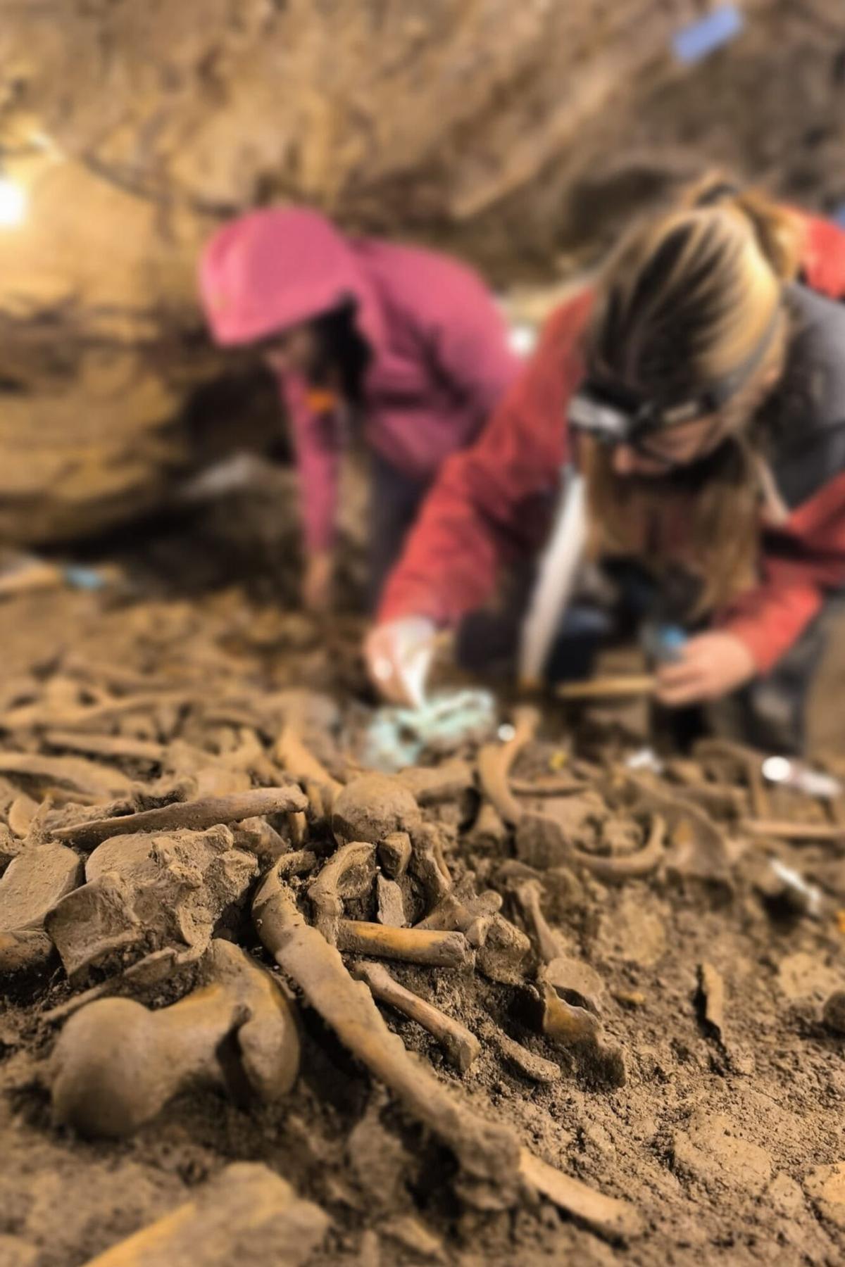 Restes òssies del Roc de les Orenetes amb les investigadores al fons