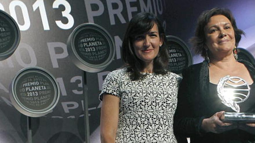 Clara Sánchez sostiene el premio junto a González Sinde.