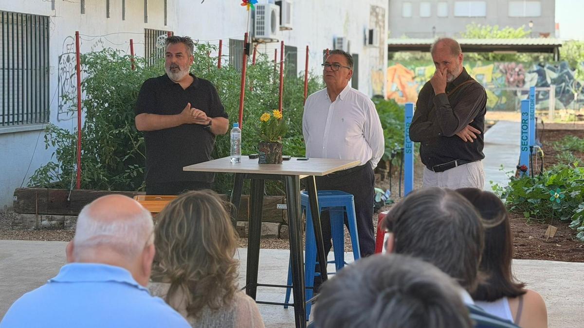 El alcalde, en el centro, con integrantes impulsores del proyecto del Huerto Digital.