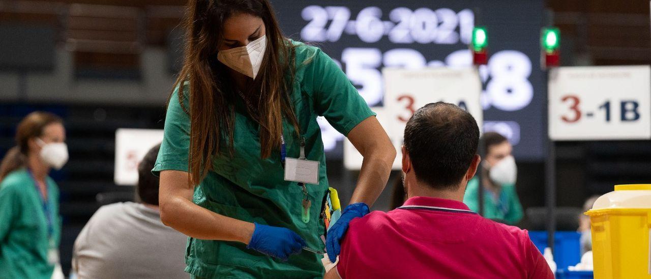 Los contagios de covid continúan a la baja en Canarias, que suma dos nuevos muertos por el virus