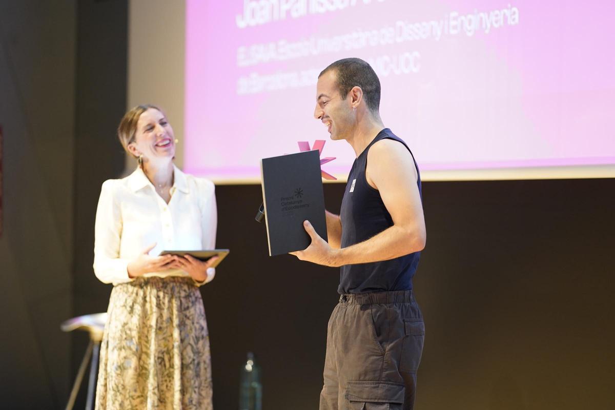 Joan Pahissa Aranda de la escuela de diseño ELISAVA recoge el premio en la última edición en la categoría de diseño joven por su propuesta Veluga, para la defensa de amarraje en el muelle.