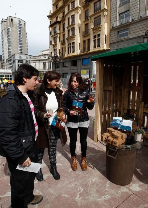 Los concejales de Infraestructuras y Medio Ambiente visitan el stand informativo de Reciclaje de la Basura