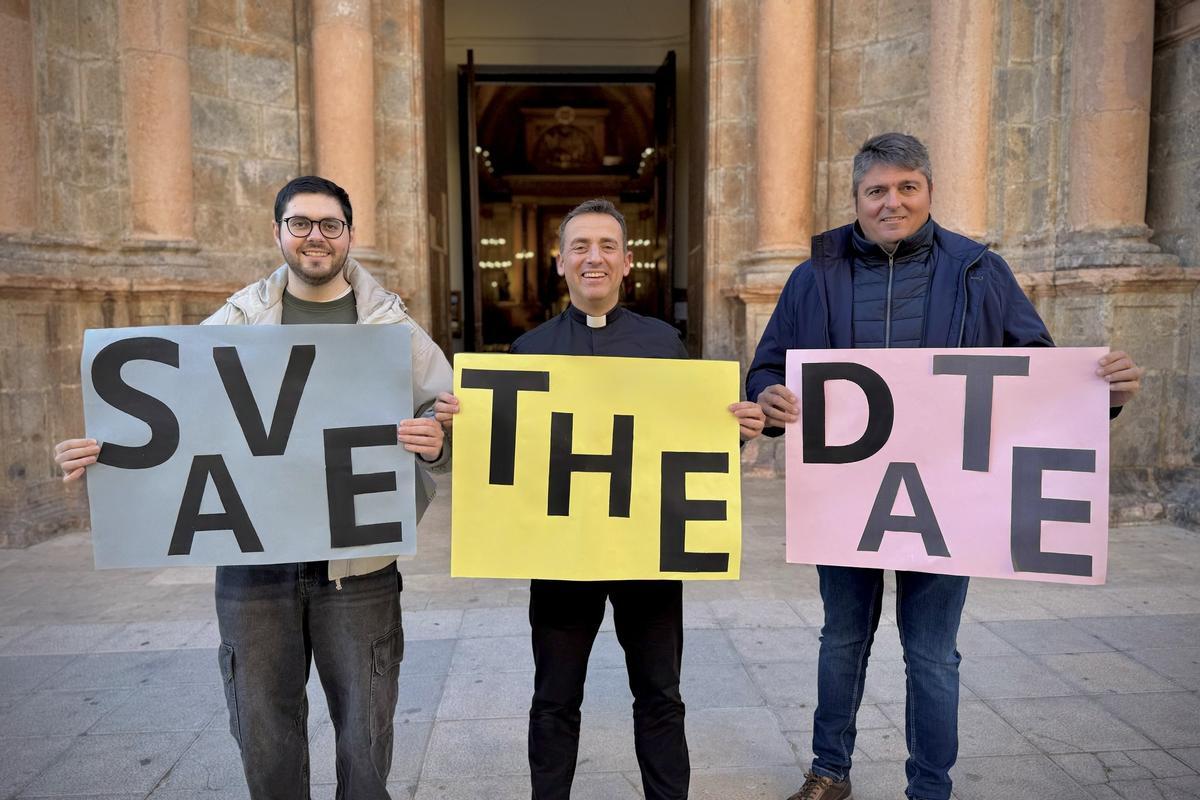 El párroco de la Asunción junto a dos integrantes de las fiestas del Campanar de la Vall d'Uixó anunciando su proximidad.