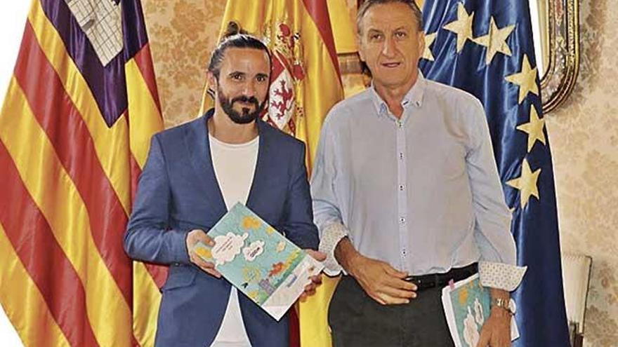 El presidente del Parlament, Balti Picornell, con el director la OBIA, SerafÃ­n CarballÃ³.