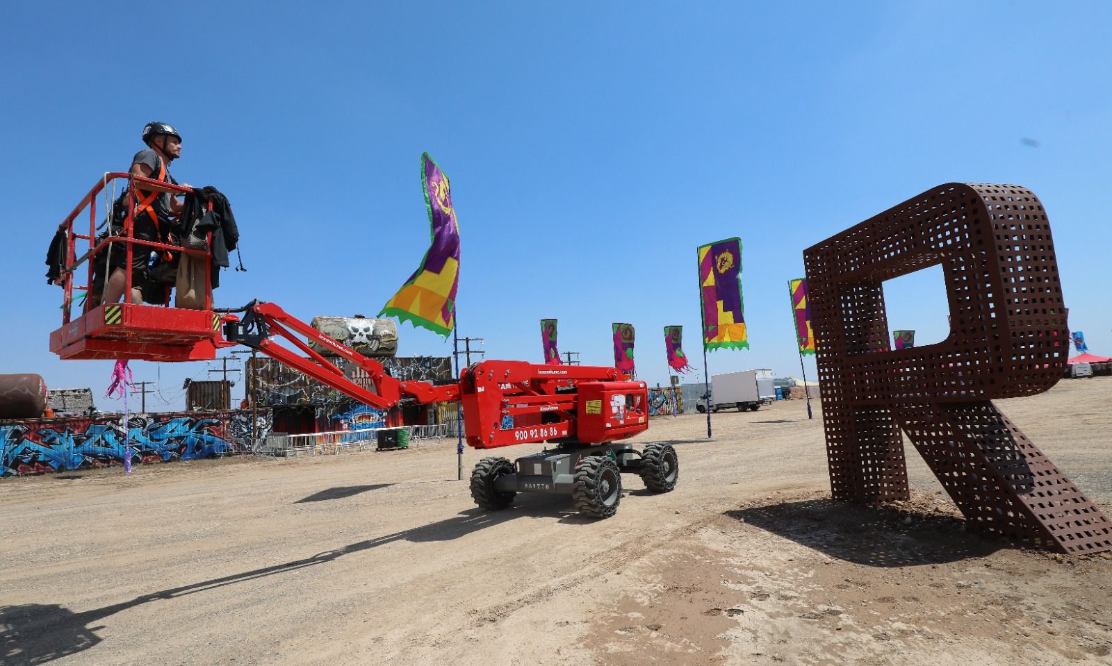 En imágenes | Montaje del escenario del Monegros Desert Festival