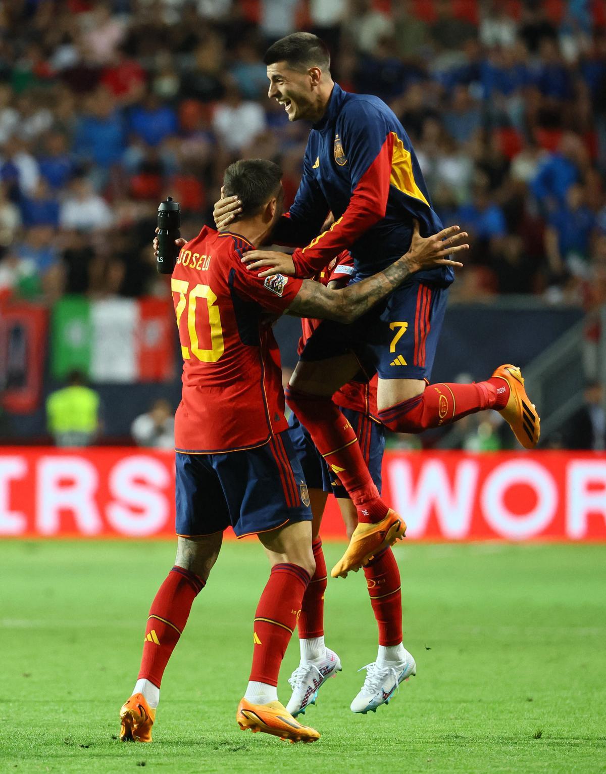 Joselu celebra con Morata su gol