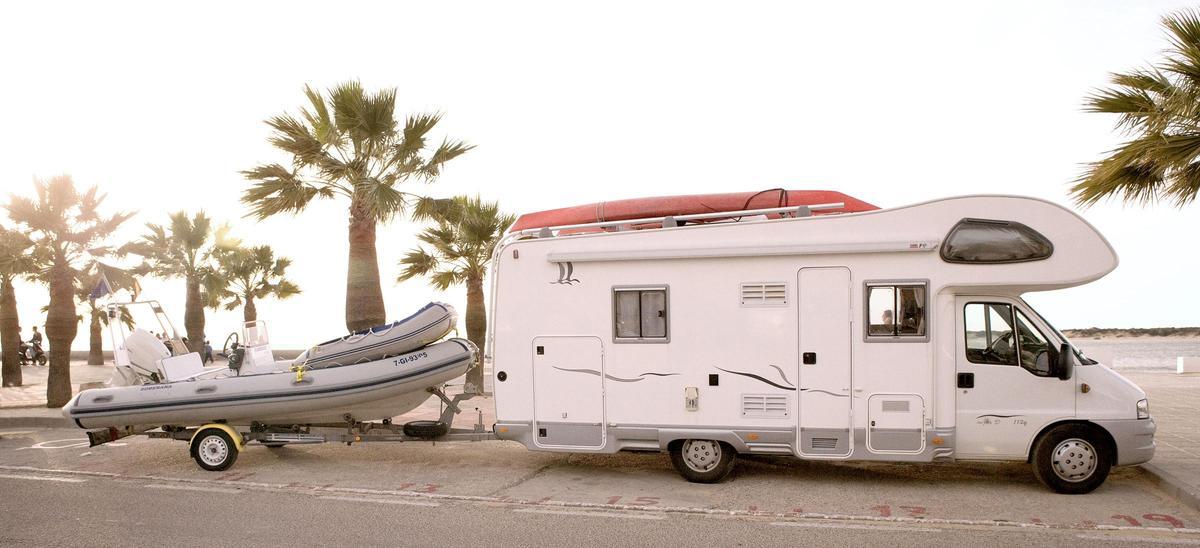 Una zodiac con una caravana