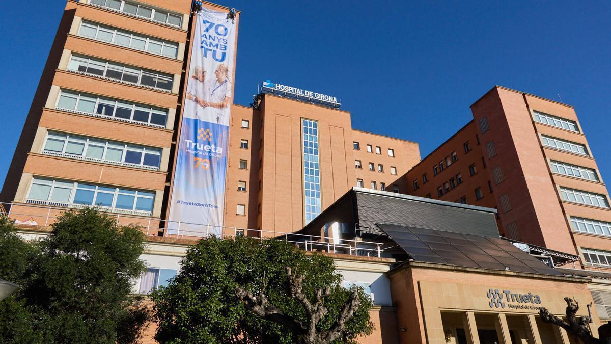 La façana actual de l'hospital Josep Trueta, amb les plaques solars.