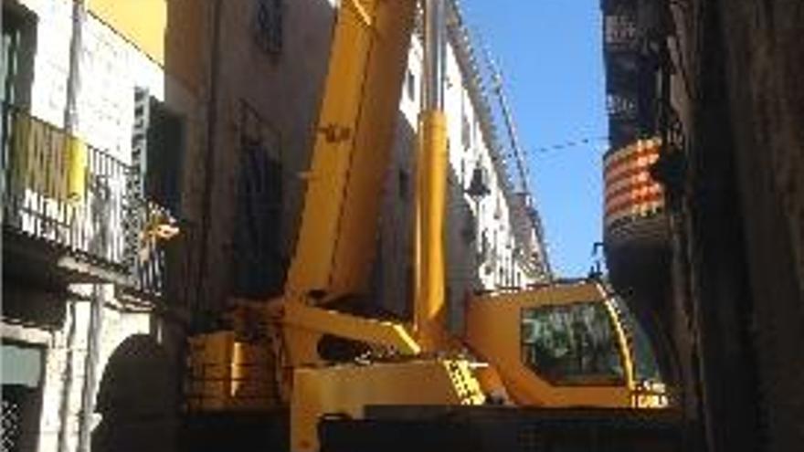 Tallen el carrer Ciutadans per treure una grua