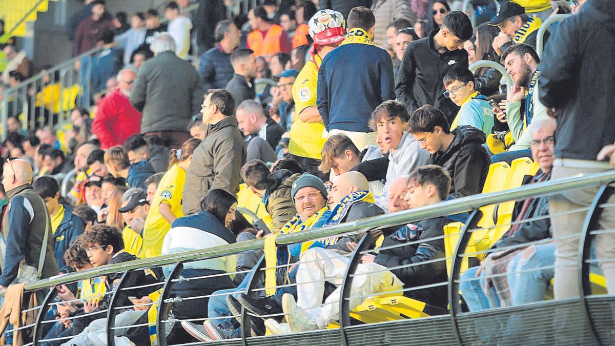 Más de 11.000 aficionados se dieron cita en el encuentro contra el Zaragoza, el primero del filial en La Cerámica.