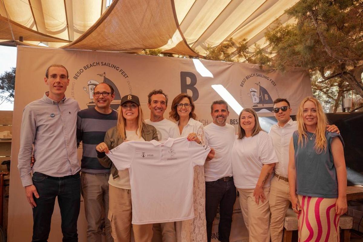Iñaky Miró de ELA Balears, Carlos Bernús de Trasmapi, Angie López de Beso Beach, Rafa Ceniga de DaleCandela, Marta Guitiàn de Caixabank, David Urbano de Imagin, Eva Nieto consejera de turismo de Formentera, Hugo Martínez conseller de deportes de Formentera y Judith Masoni de Beso Beach.