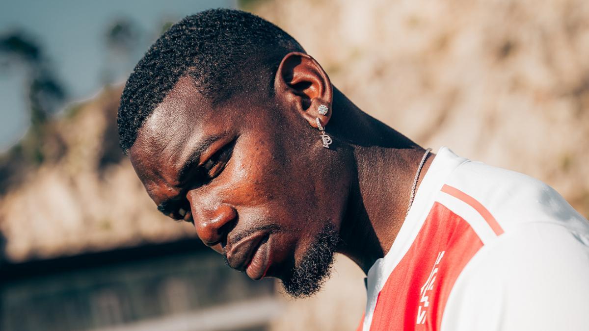 Paul Pogba posa con la elástica del AS Monaco