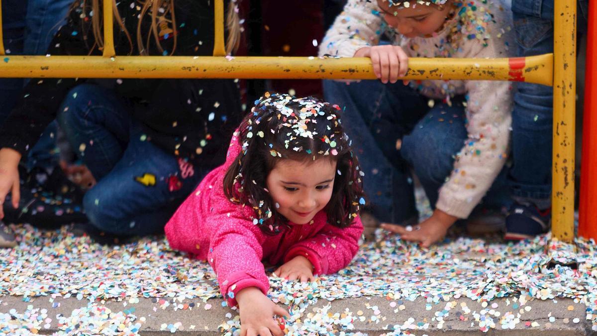 Galería de fotos: Los niños de Castelló disfrutan del colorido coso multicolor