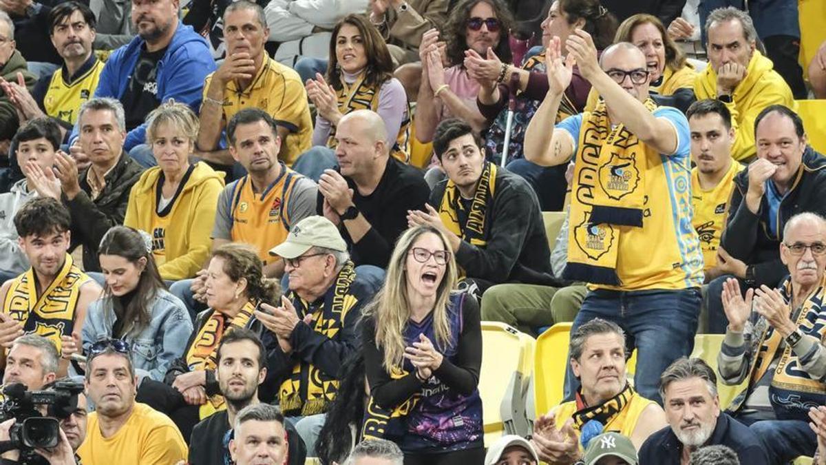 Aficionados del Dreamland Gran Canaria durante el choque contra el Real Madrid, en el Arena. | JOSÉ PÉREZ CURBELO