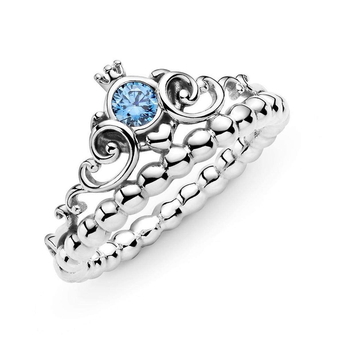 Anillo con la corona azul de la Cenicienta de Plata de Ley de Pandora. (Precio: 59 euros)